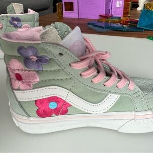 Like new Vans Floral High-Top Little Kids Sk8-Hi Side Zip Shoe size 10.5 Kids